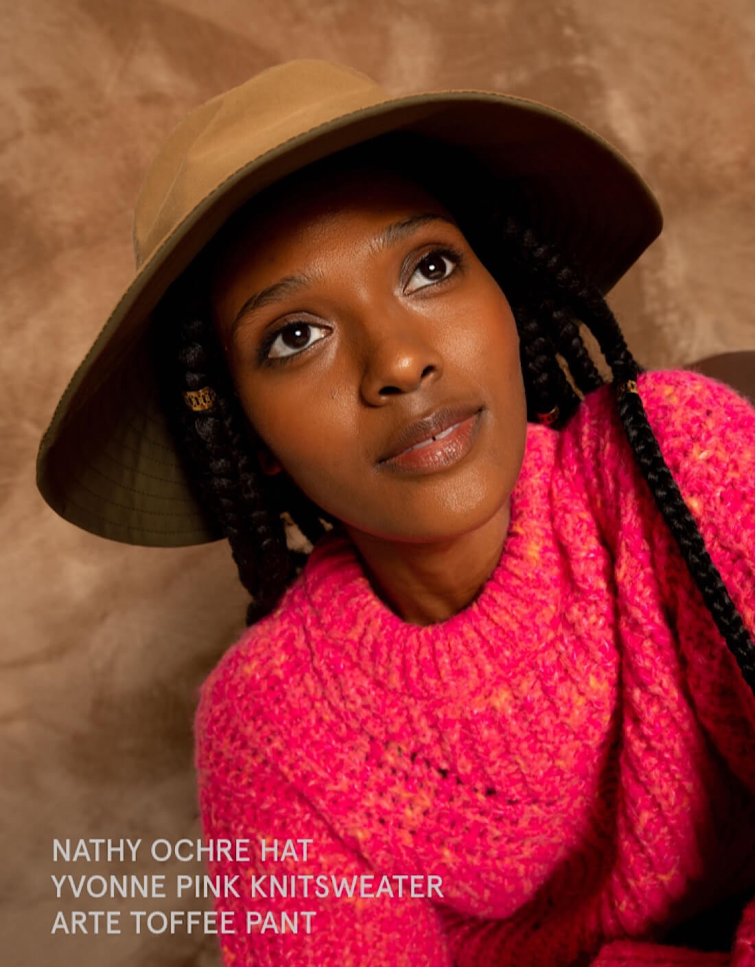 Gorro Nathy Ochre de MANILA SAN SEBASTIAN, hecho de tejido suave en color ocre, con diseño de gorro de lana para mujer.