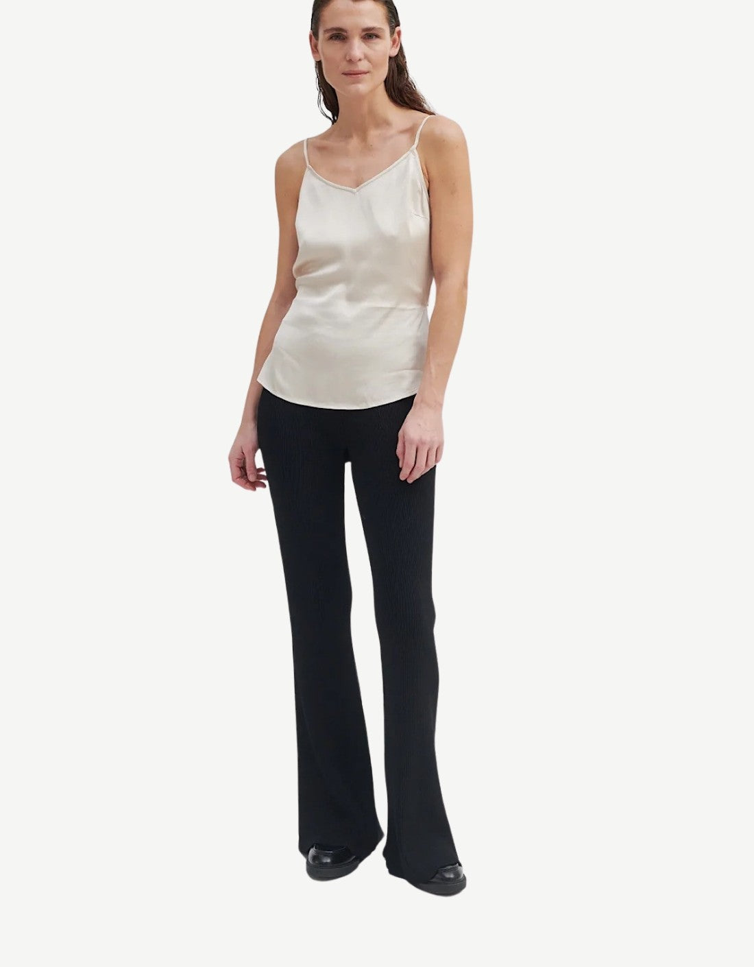 Pantalón Polina de MANILA SAN SEBASTIAN en color negro, con diseño ajustado y cintura alta, visible en la imagen.