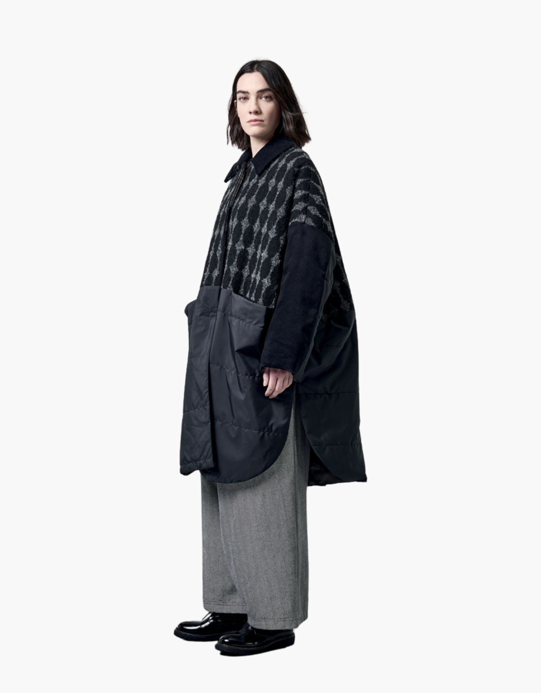 Abrigo "Pebble" mezcla texturas