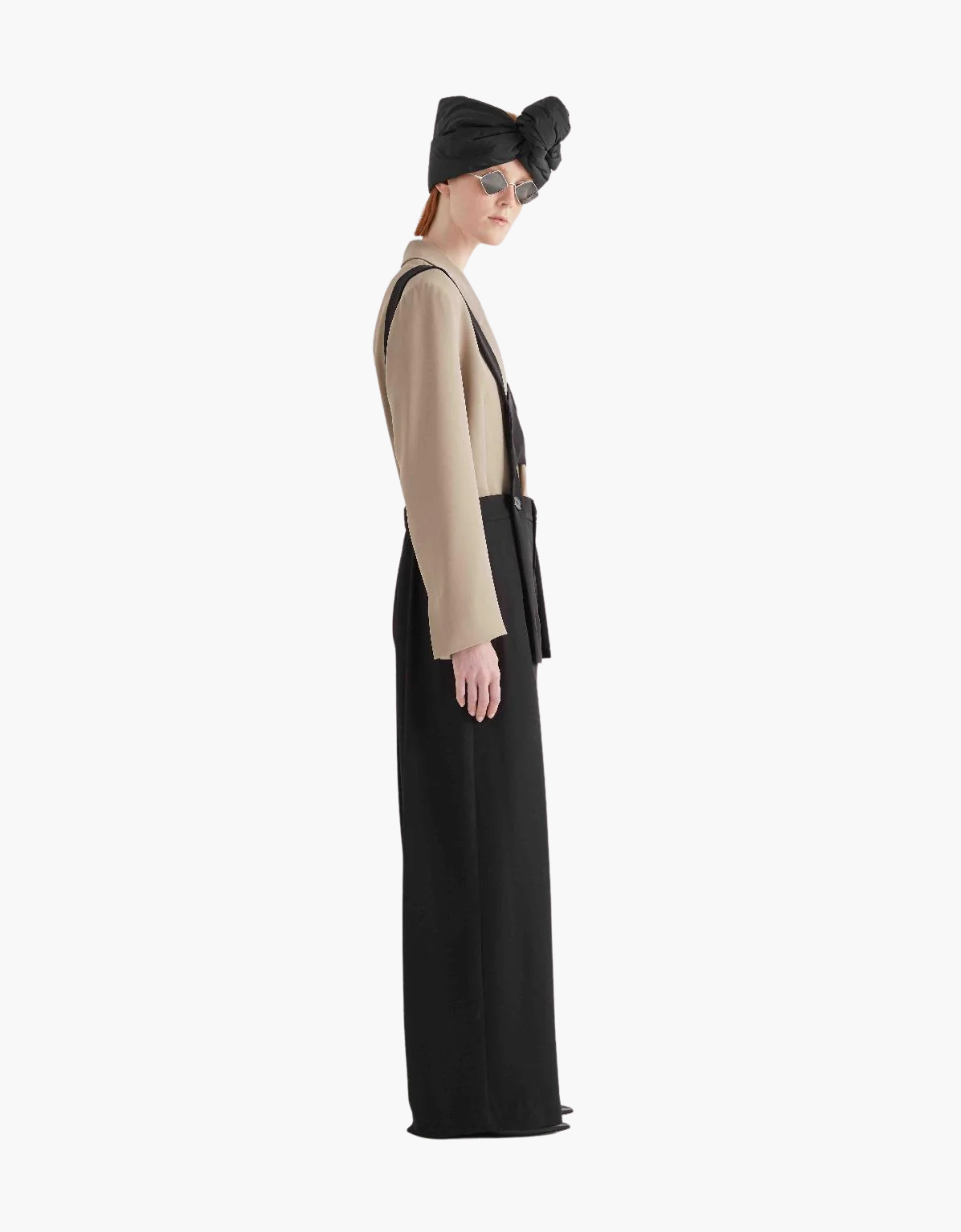 Mono con pantalones anchos