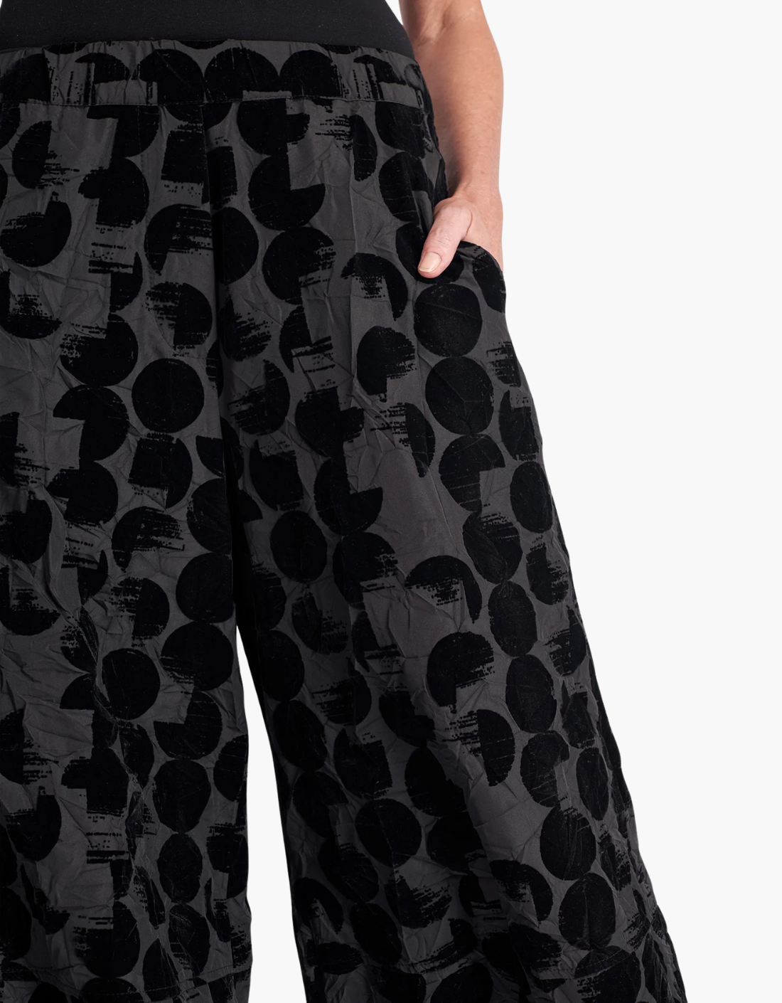 Pantalón ancho cropped en tafetán arrugado "Crescent"