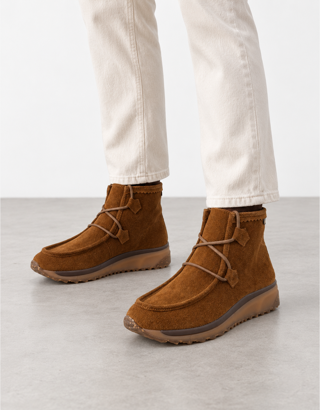 Botín wallabee serraje "Marcel" Date - vista frontal sobre modelo