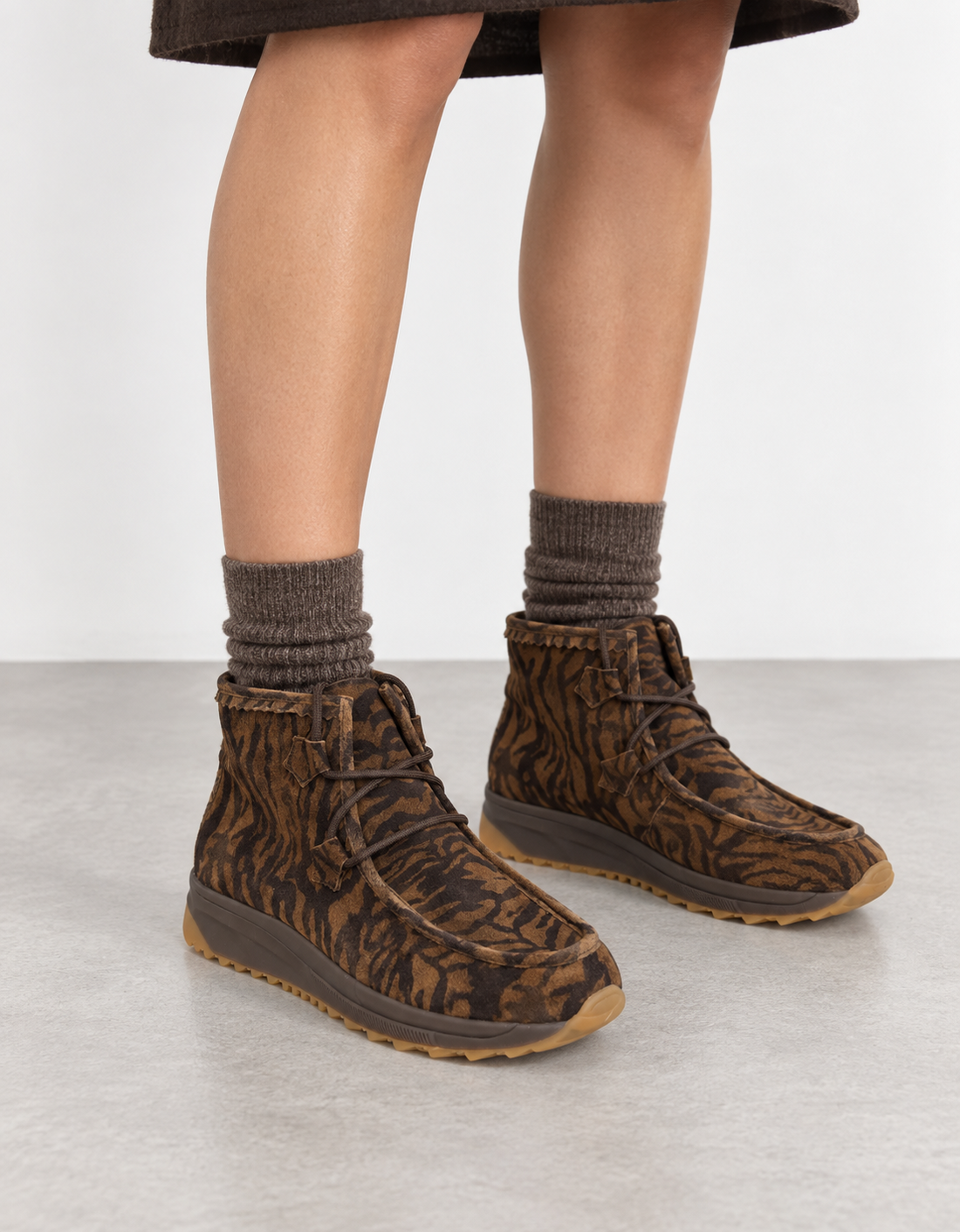 Botín wallabee ante cebra "Marcel" - vista frontal sobre modelo