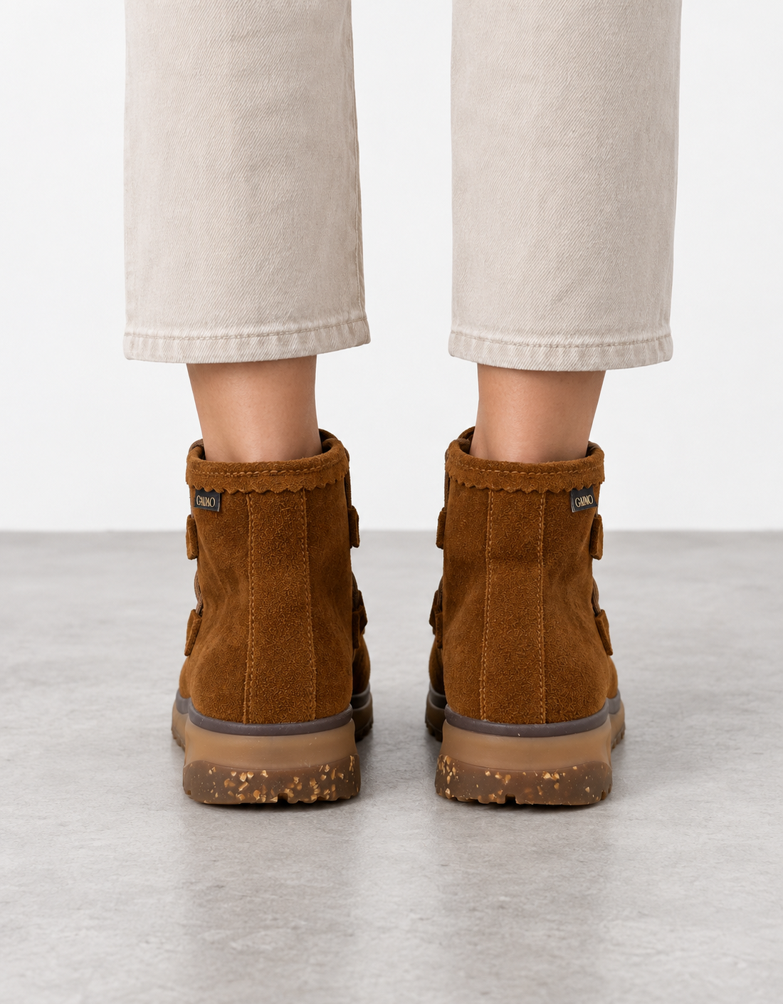 Botín wallabee serraje "Marcel" Date - vista trasera sobre modelo