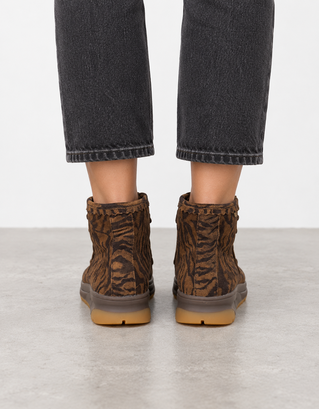 Botín wallabee ante cebra "Marcel" - vista trasera sobre modelo