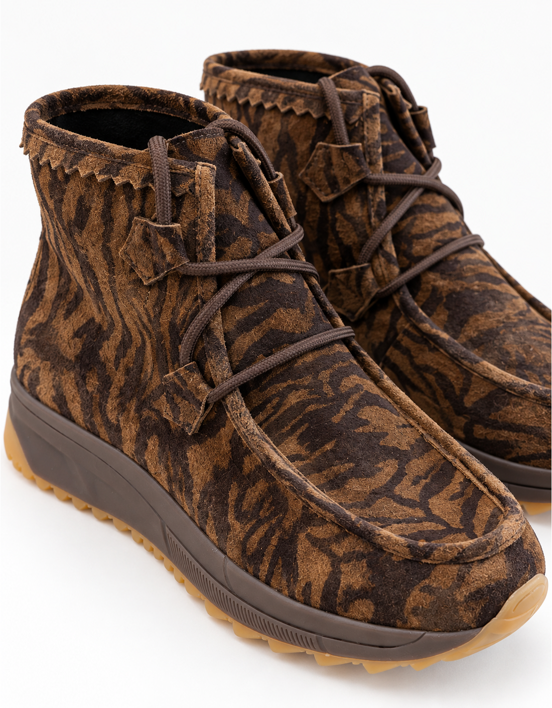 Botín wallabee ante cebra "Marcel" - detalle de ante, estampado y cordones
