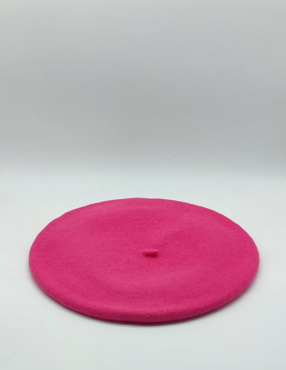 Boina para dama ELOSEGUI en color negro, con diseño clásico y tejido de lana, adecuada para estilo elegante y cómodo.
