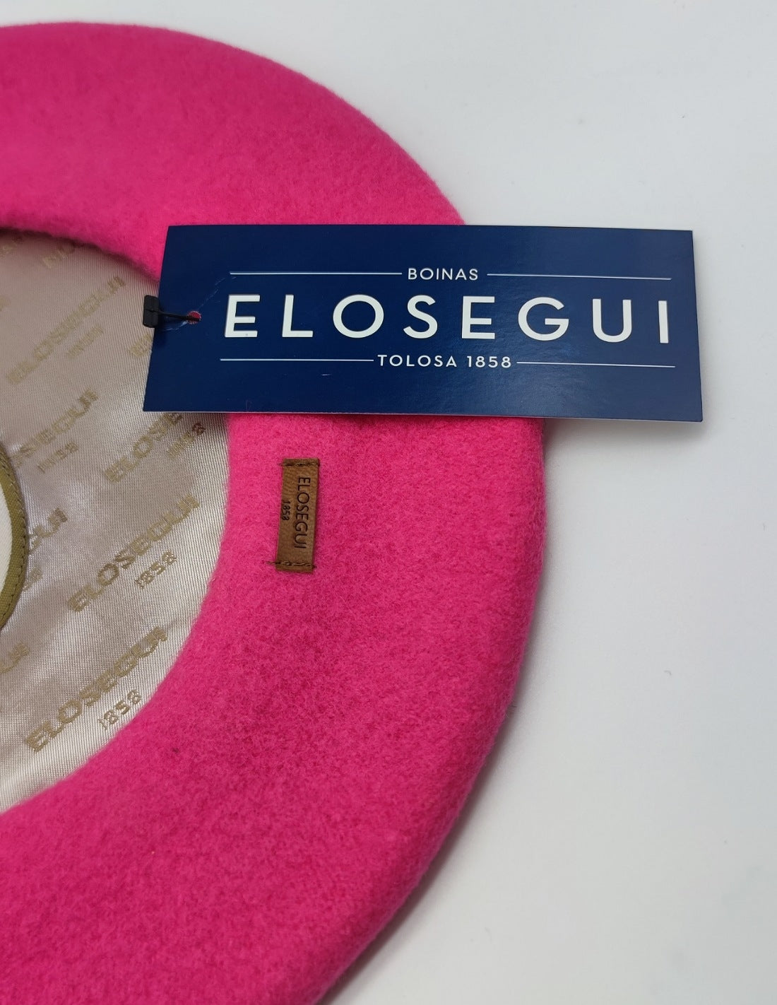 Boina para dama ELOSEGUI en tela suave, con diseño clásico y color neutro, ideal para estilo elegante y cómodo.