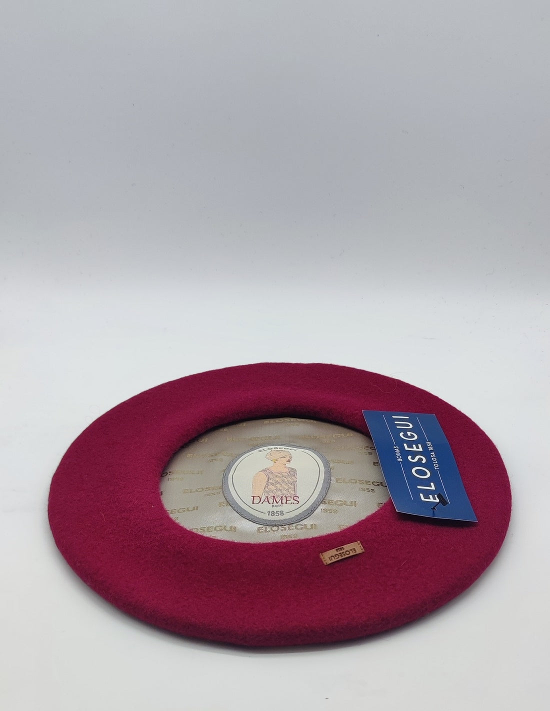 Boina ELOSEGUI para dama en tela de color gris con borde negro y diseño clásico, vista frontal.