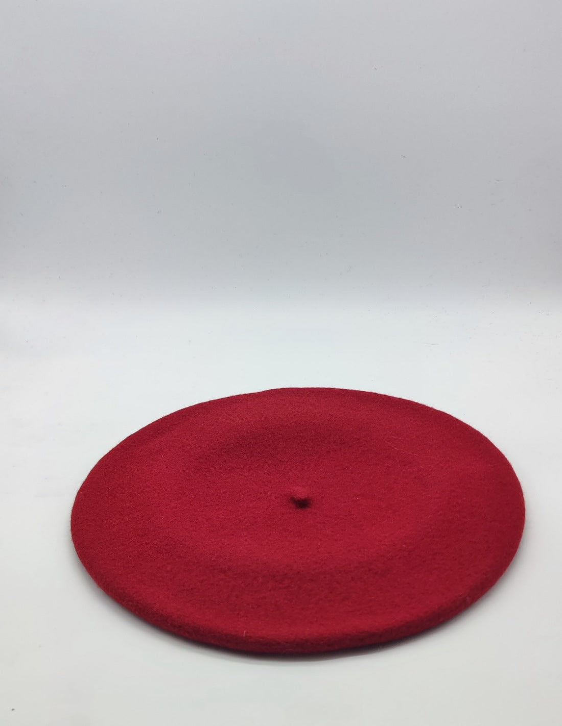 Boina de mujer ELOSEGUI, estilo clásico y elegante, con diseño en tela y borde decorativo, para un look sofisticado.