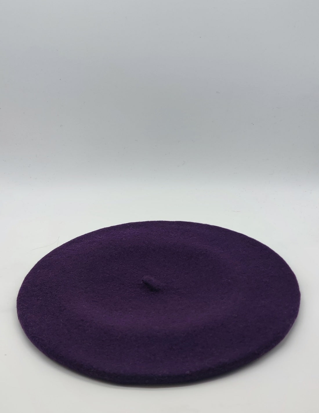 Boina de mujer ELOSEGUI en tela clásica, con diseño elegante y ajustable para un estilo sofisticado y cómodo.