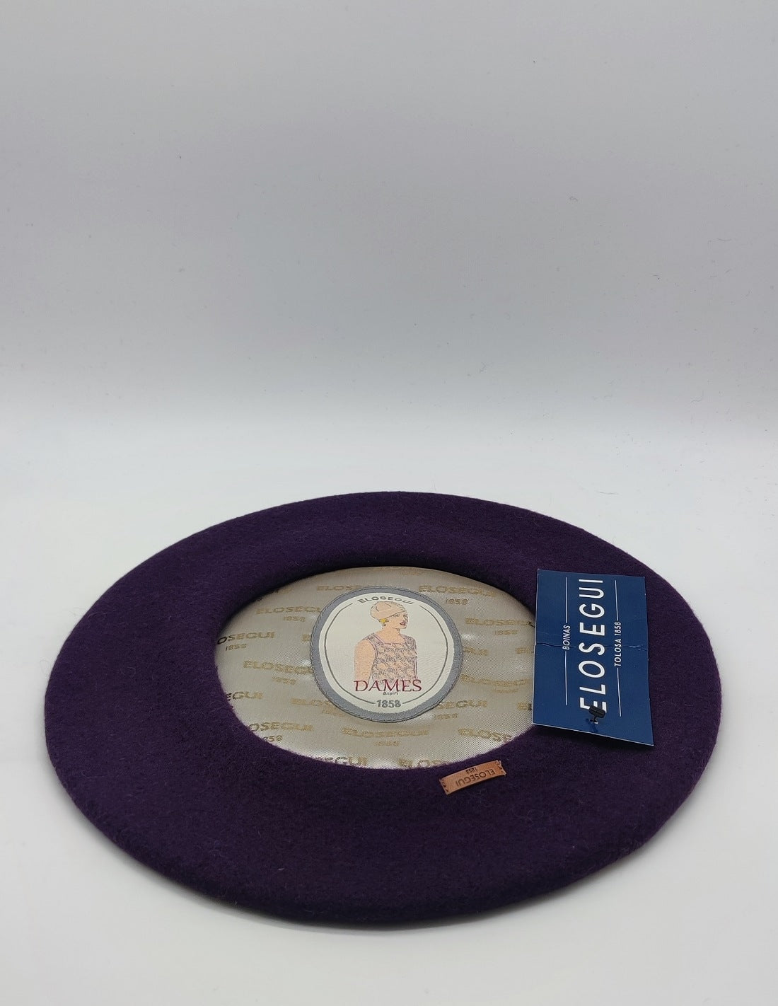 Boina mujer de la marca ELOSEGUI, hecha de tela suave y elegante, con diseño clásico y ajustable para un estilo moderno.