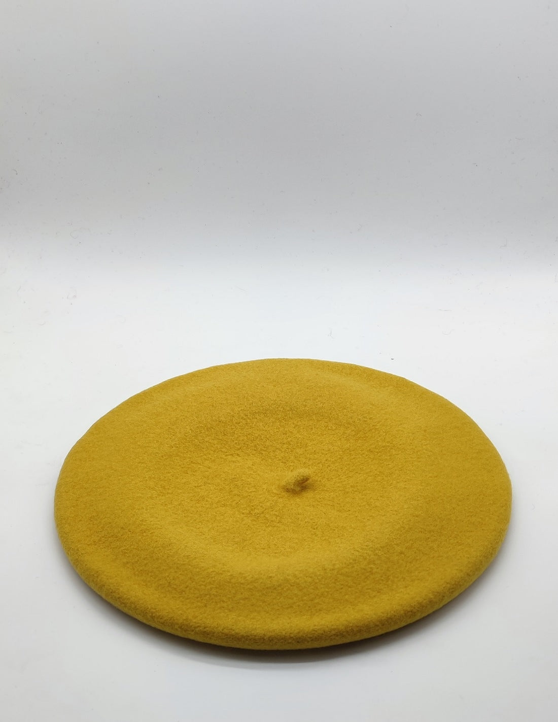 Boina ELOSEGUI para mujer, estilo clásico y elegante, en colores neutros, con detalles de costura visibles.