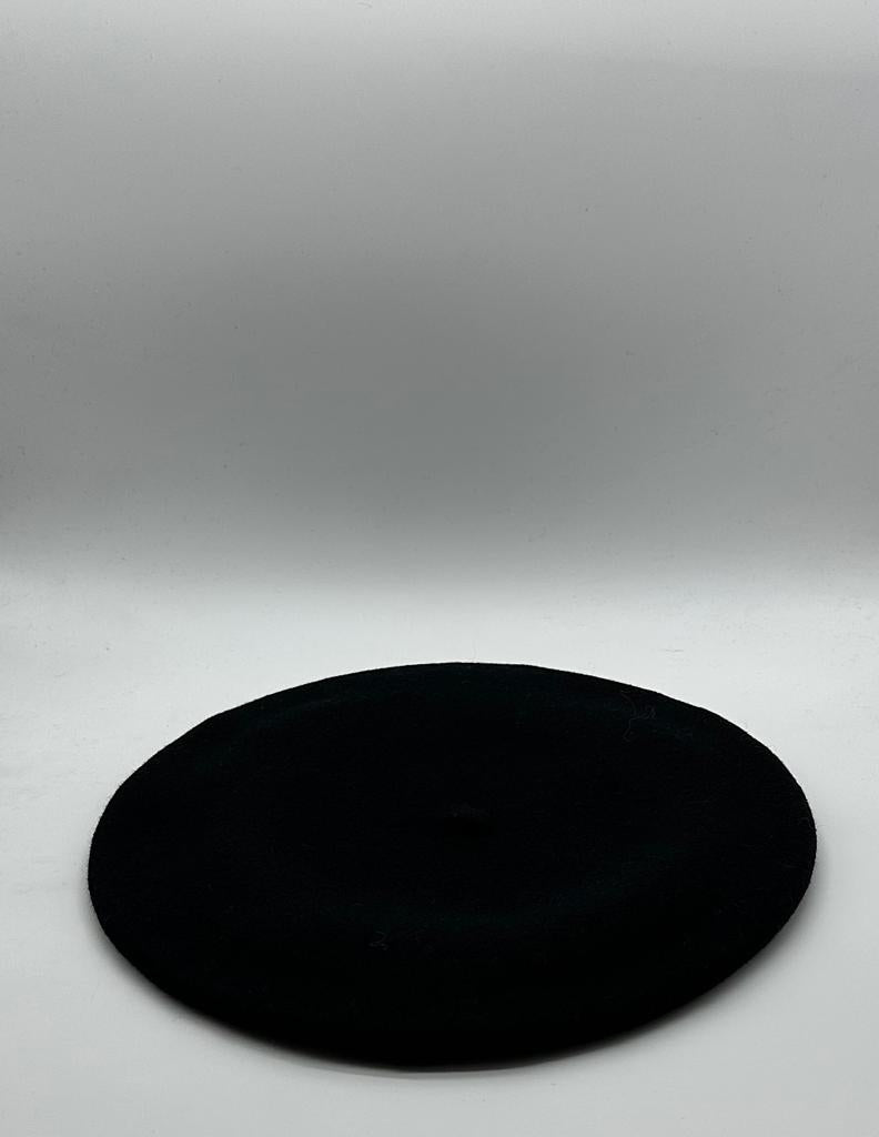 Boina para dama ELOSEGUI en color oscuro, con diseño clásico y suave textura, ideal para un estilo elegante y sofisticado.