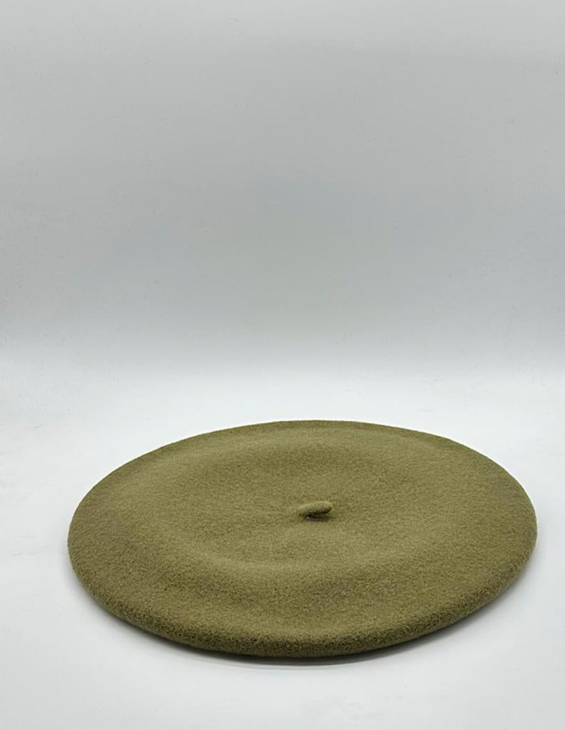 Boina ELOSEGUI para dama, estilo clásico de tela en color neutro, con diseño elegante y cómodo para uso diario.