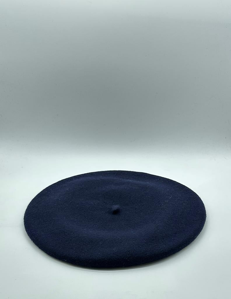 Boina ELOSEGUI para dama, estilo clásico y elegante, en tonos neutros, con detalles de costura visible sobre fondo claro.