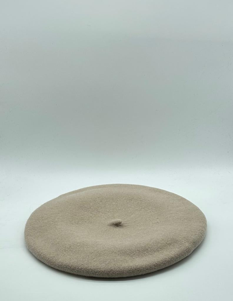 Boina de mujer ELOSEGUI, estilo clásico con bordado en la parte frontal, en colores tradicionales y diseño elegante.
