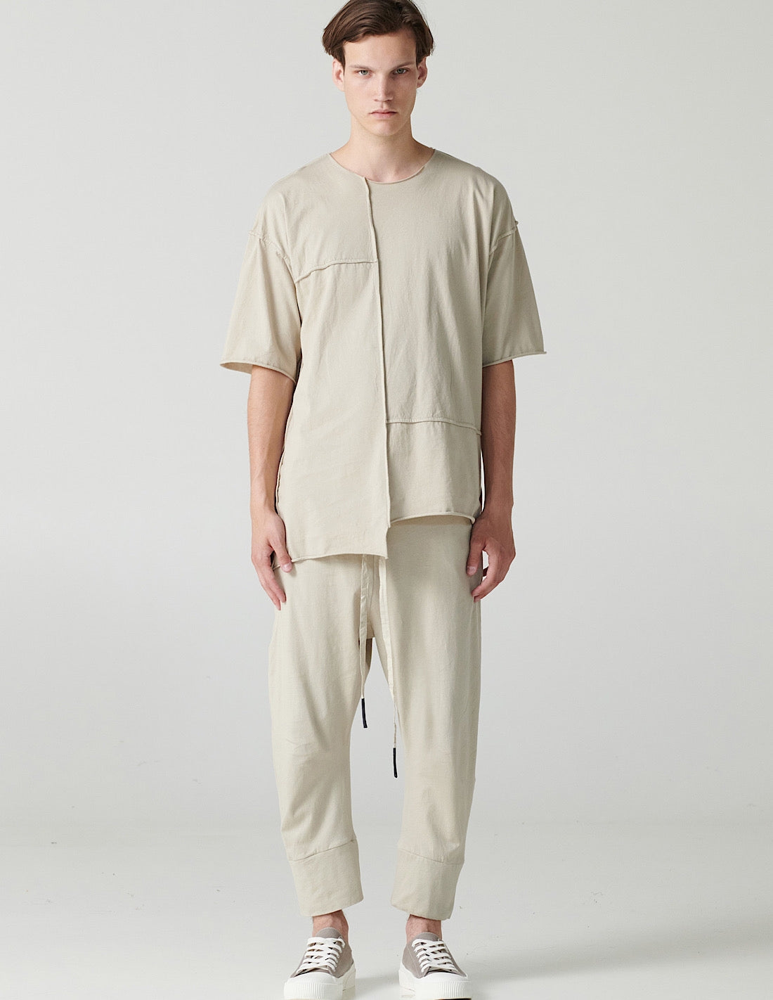 Top beige apenas de la marca MANILA SAN SEBASTIAN, con diseño simple y elegante, mostrando la prenda en un fondo neutro.