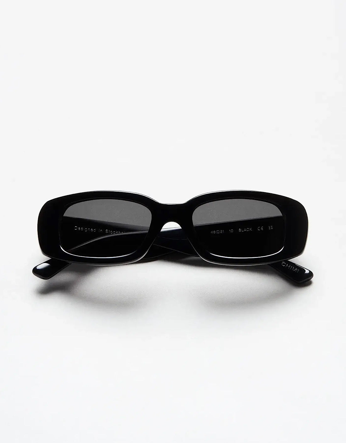 Gafas de sol negras CHIMI Sophia Negro 10 con montura rectangular y lentes oscuros en una imagen clara.
