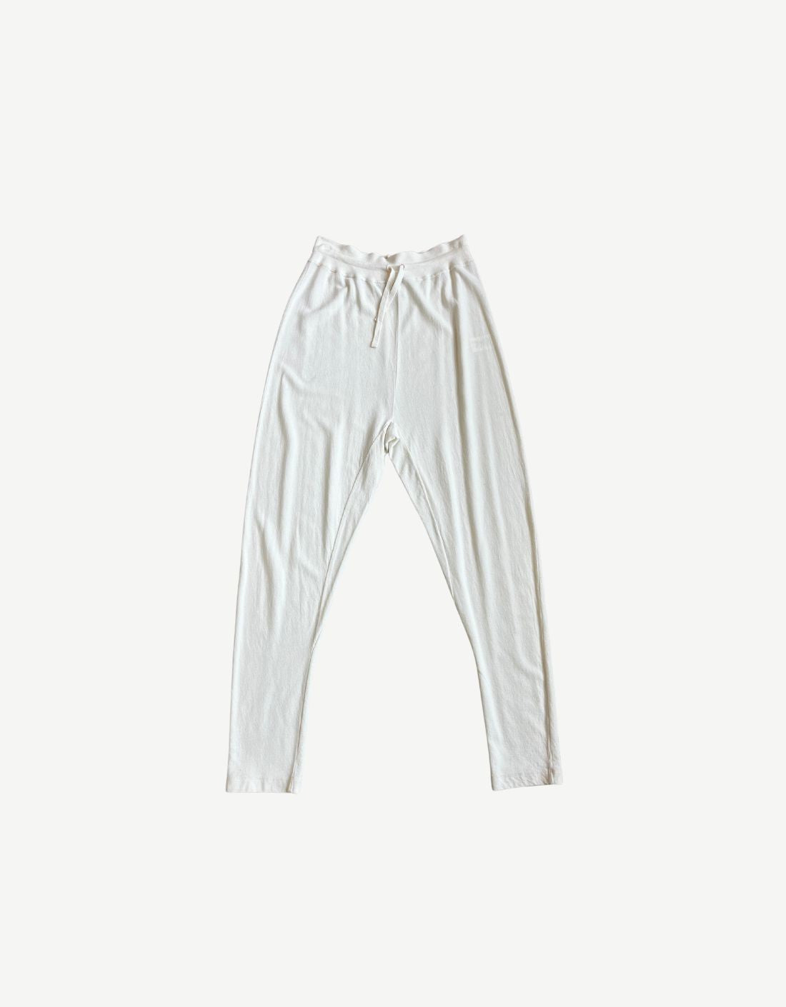 Pantalón jogger de punto blanco de MANILA SAN SEBASTIAN, cómodo y casual, con cintura elástica y puños en los tobillos.