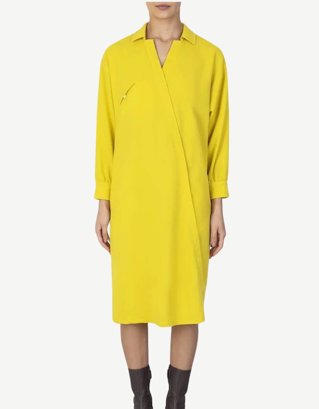 Vestido amarillo limón de MANILA SAN SEBASTIAN con diseño femenino y detalles elegantes, perfecto para ocasiones especiales.
