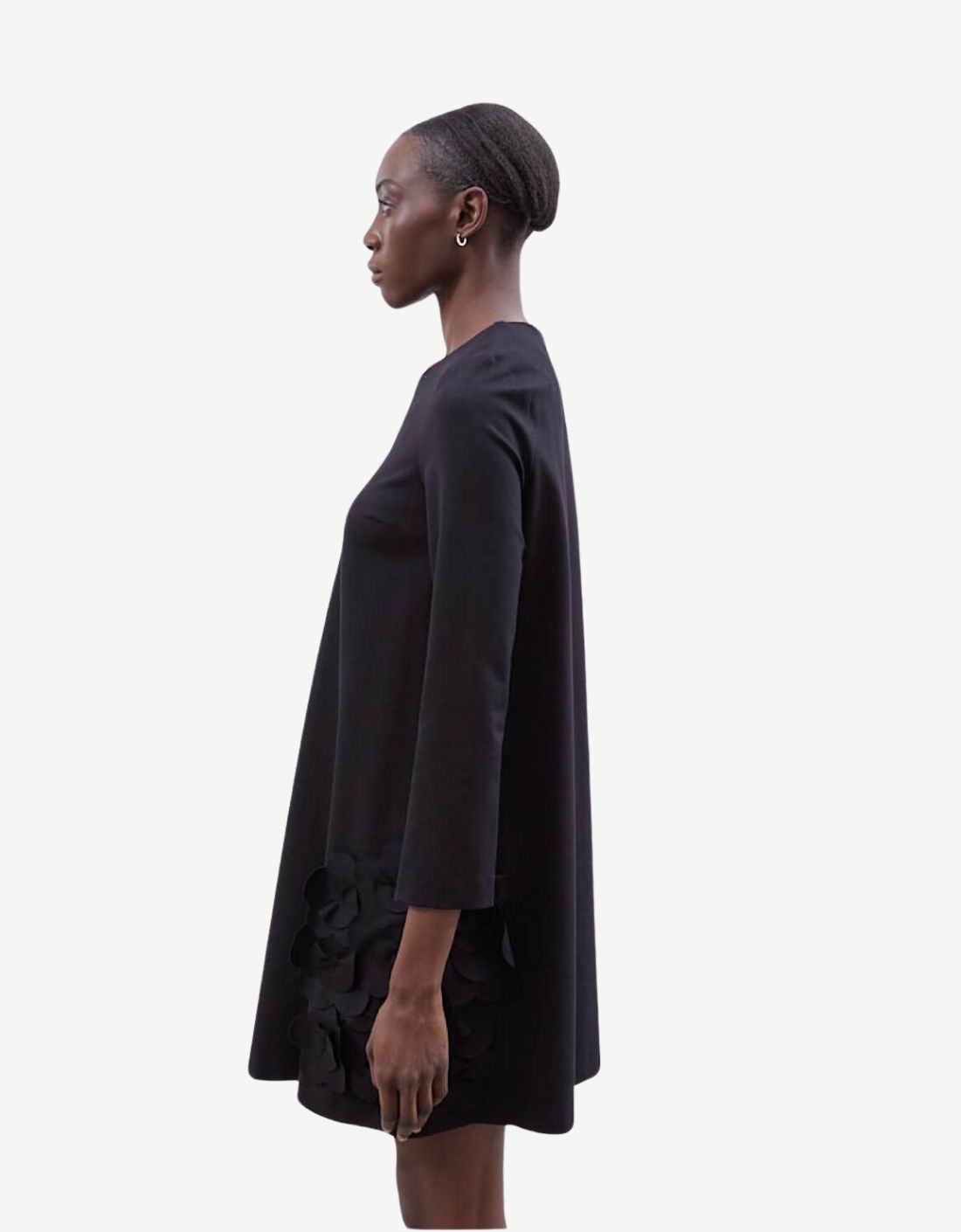 Vestido negro con flor de la marca MEIMEIJ, diseño elegante y femenino, con detalles florales en la parte superior.