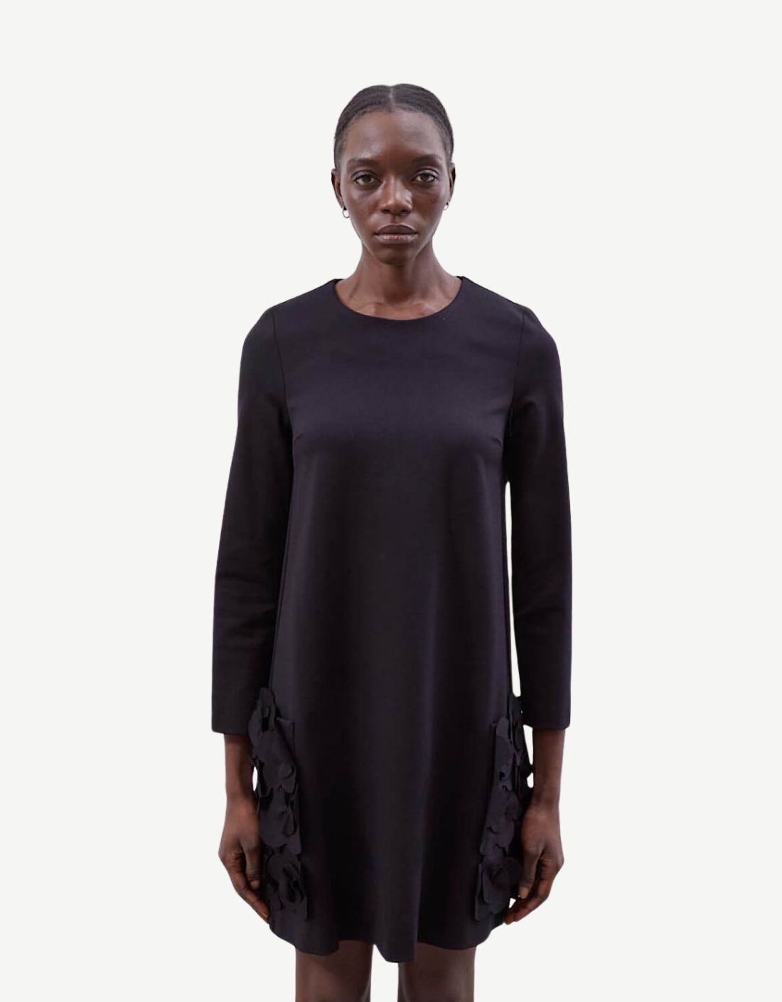 Vestido negro con flores de la marca MEIMEIJ, diseño elegante y moderno, mostrando detalles de la tela y patrón floral.