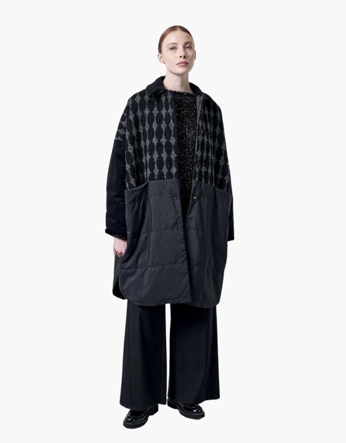 Abrigo "Pebble" mezcla texturas