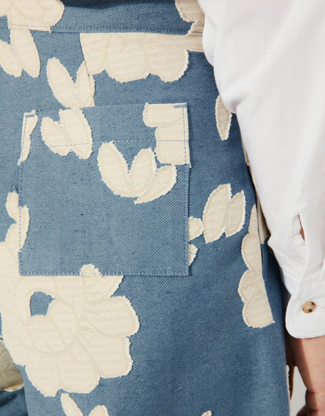 Pantalon à motif pivoines