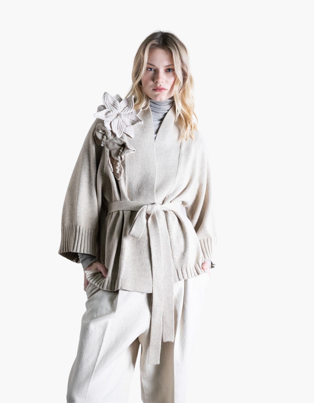 Cardigan cunturón largo flor con lana