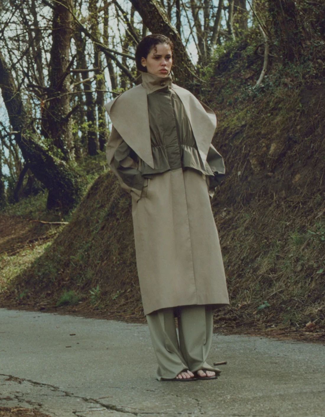 Chaqueta trench con capucha