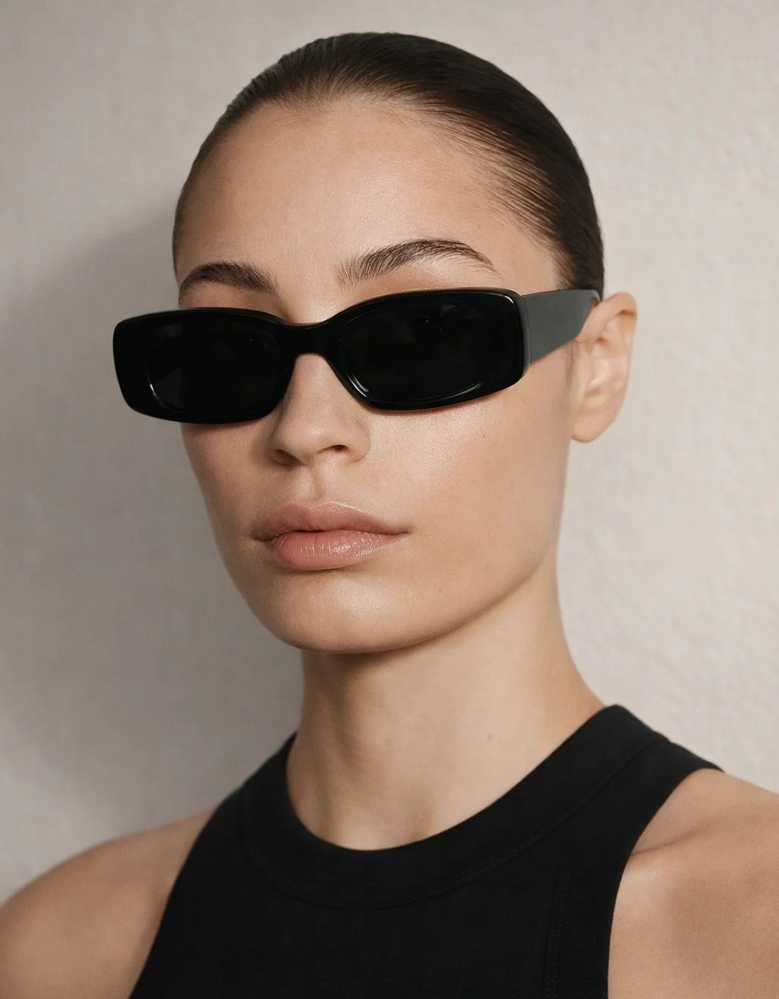 Gafas de sol negras CHIMI Sophia Negro 10 con montura elegante y lentes oscuros, estilo moderno y sofisticado.