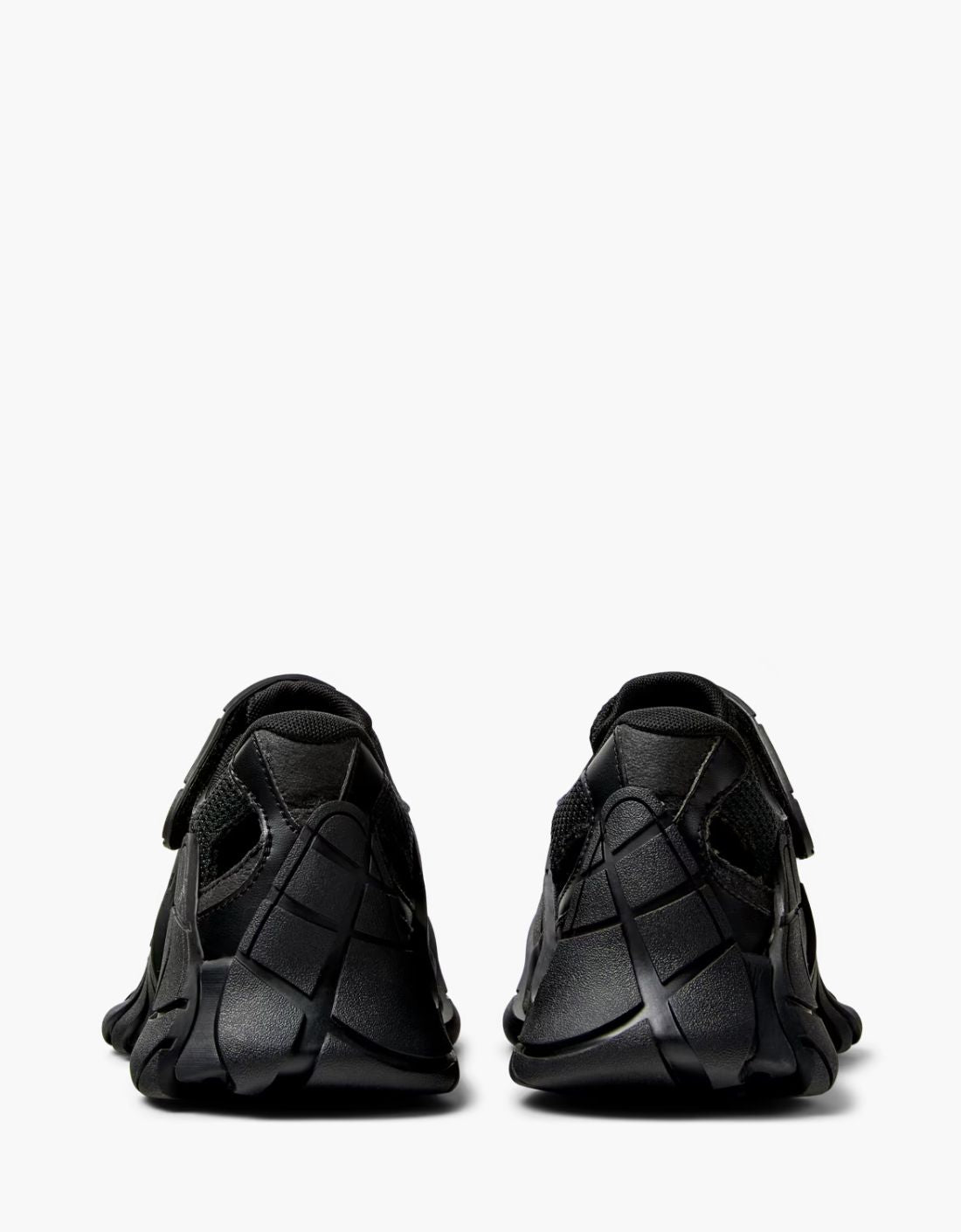 Zapatillas de tejido negras semiabiertas "Tormenta" - Camper LAB