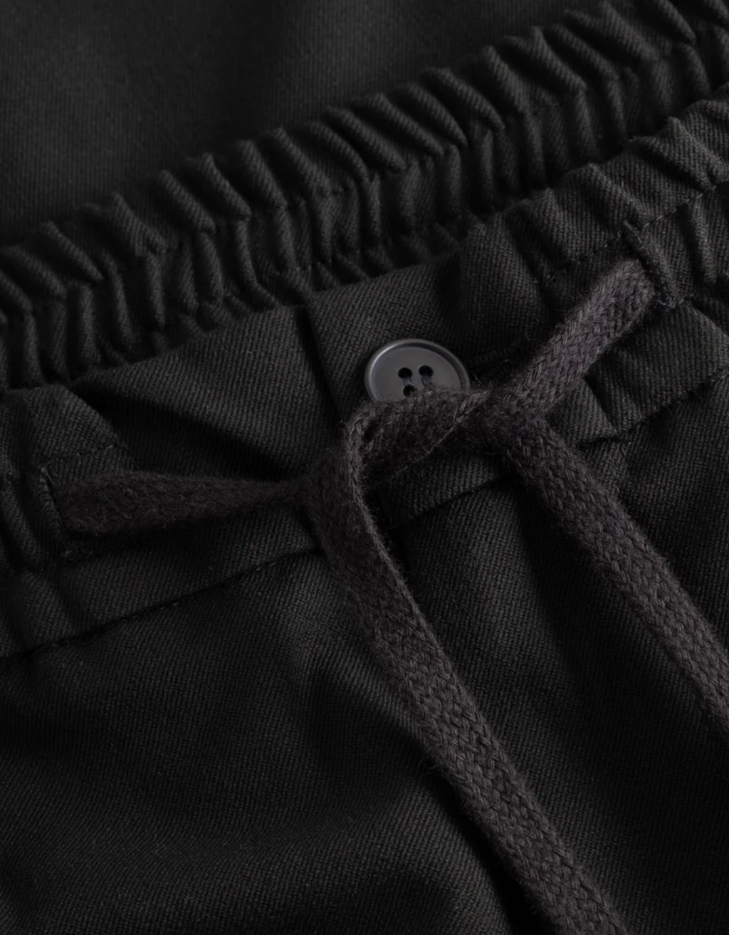 Pantalon noir style « fuselé »