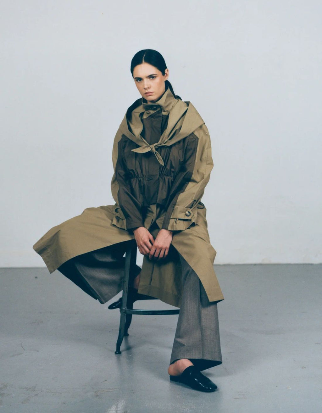 Chaqueta trench con capucha