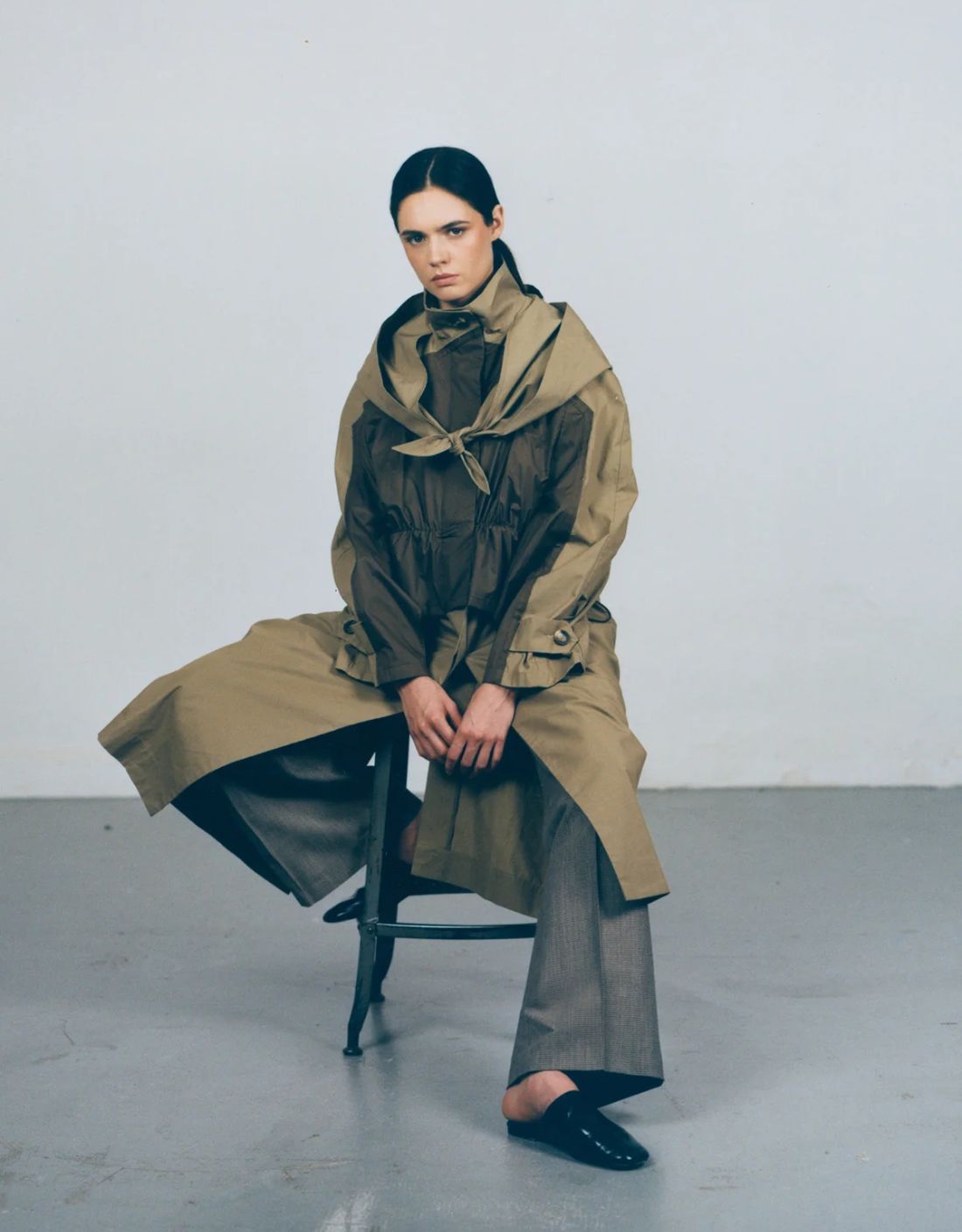 Chaqueta trench con capucha