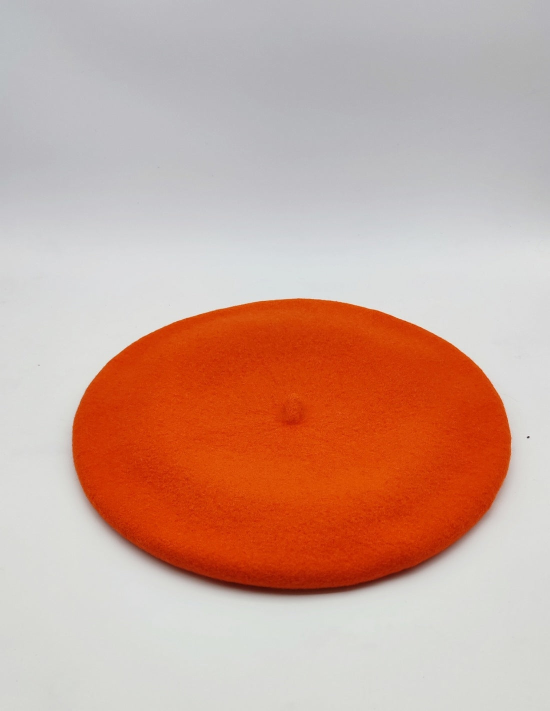 Boina ELOSEGUI para dama en tela de color azul con diseño clásico y suave, ideal para estilo elegante y cómodo.