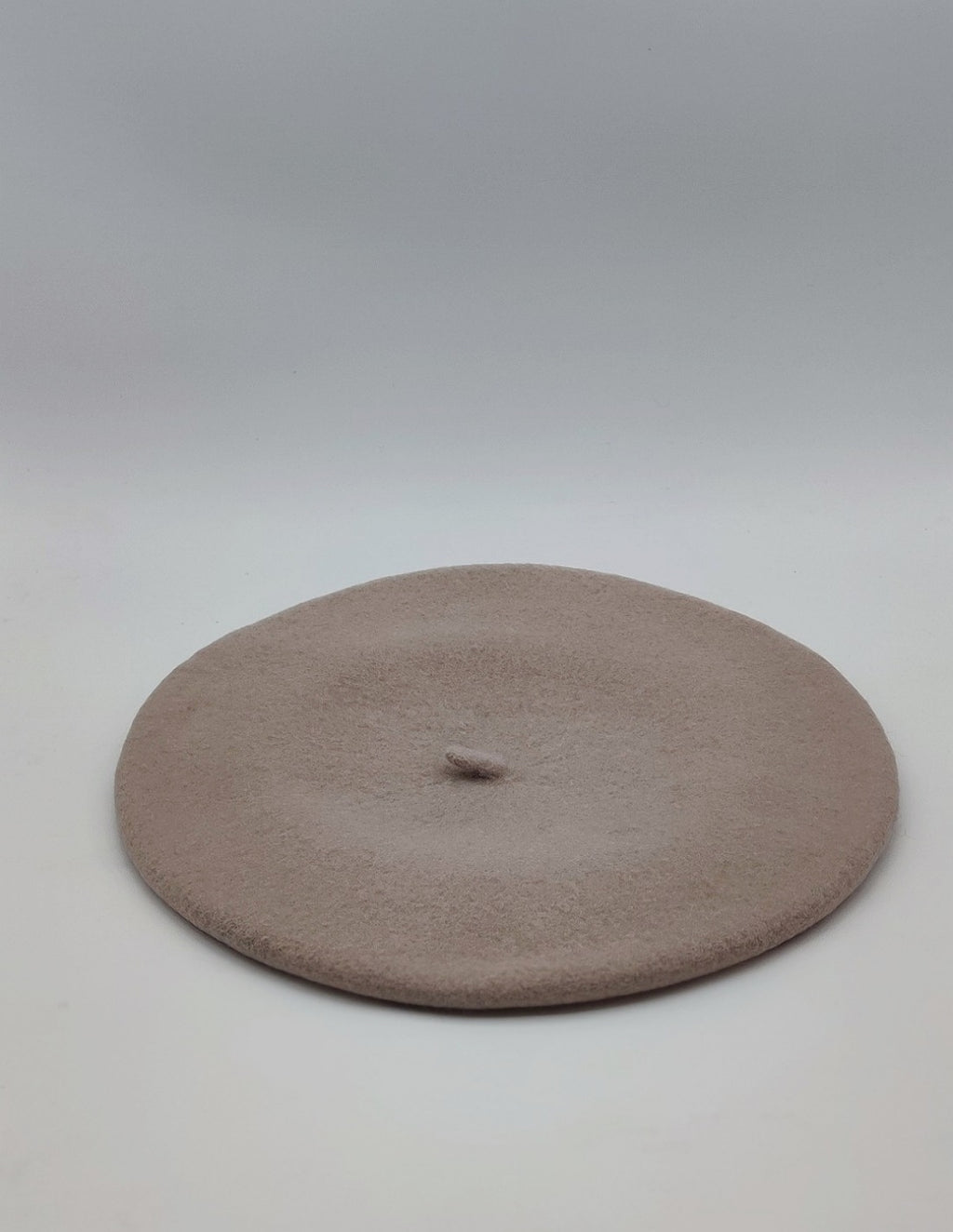 Boina ELOSEGUI para dama en color negro, con diseño clásico y detalles elegantes, ideal para un estilo sofisticado.