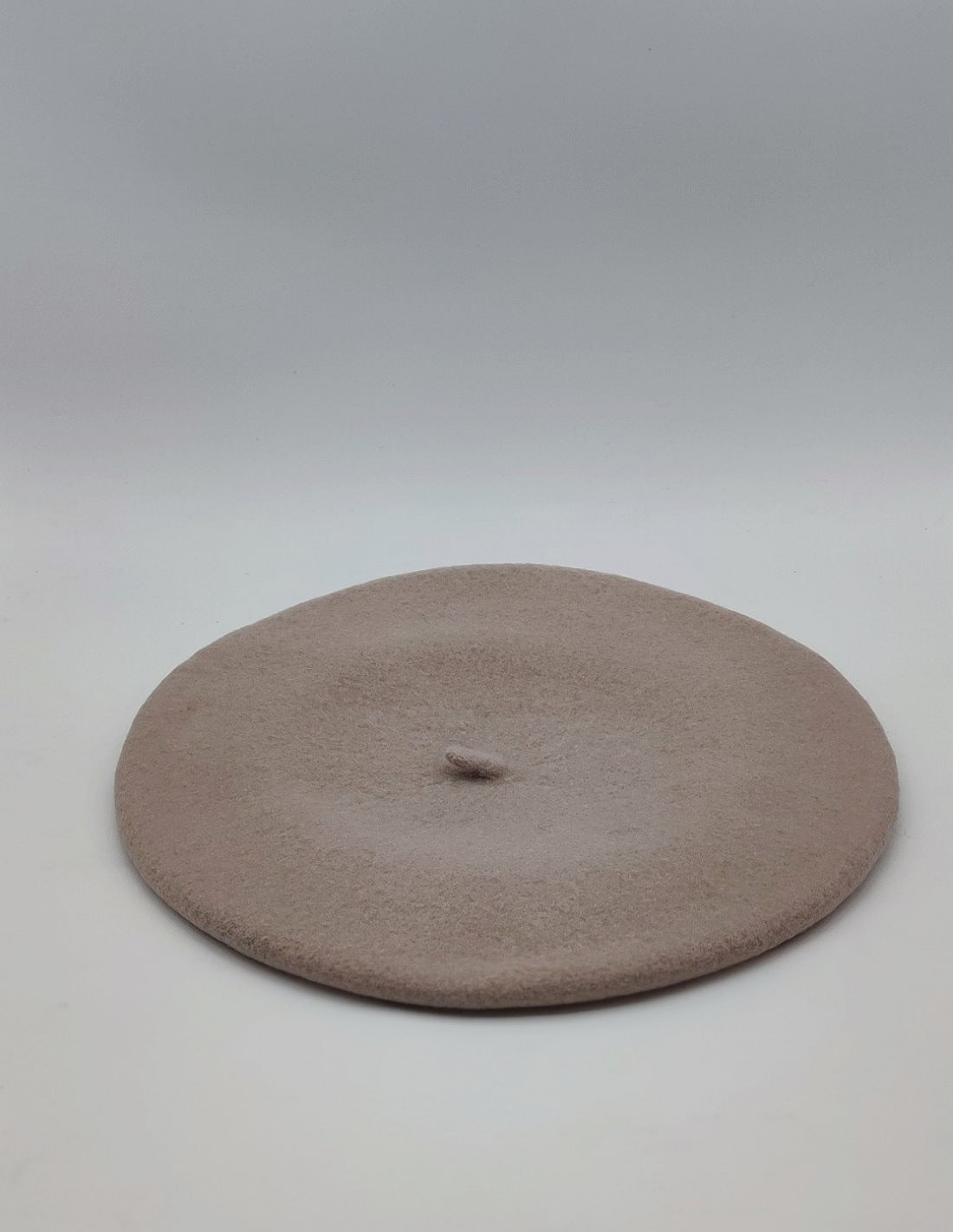 Boina ELOSEGUI para dama en color negro, con diseño clásico y detalles elegantes, ideal para un estilo sofisticado.