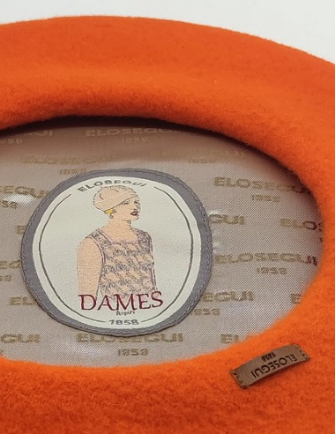 Boina dama ELOSEGUI de lana en color gris, con diseño clásico y cómodo para el uso diario.