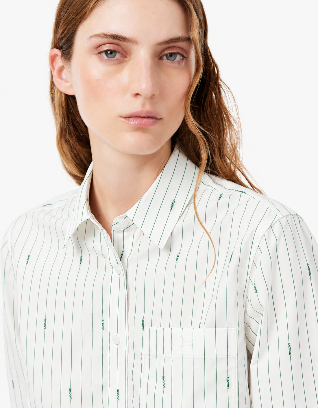 CF5059 4IU camisa blanco y verde detalle de cuello y tejido