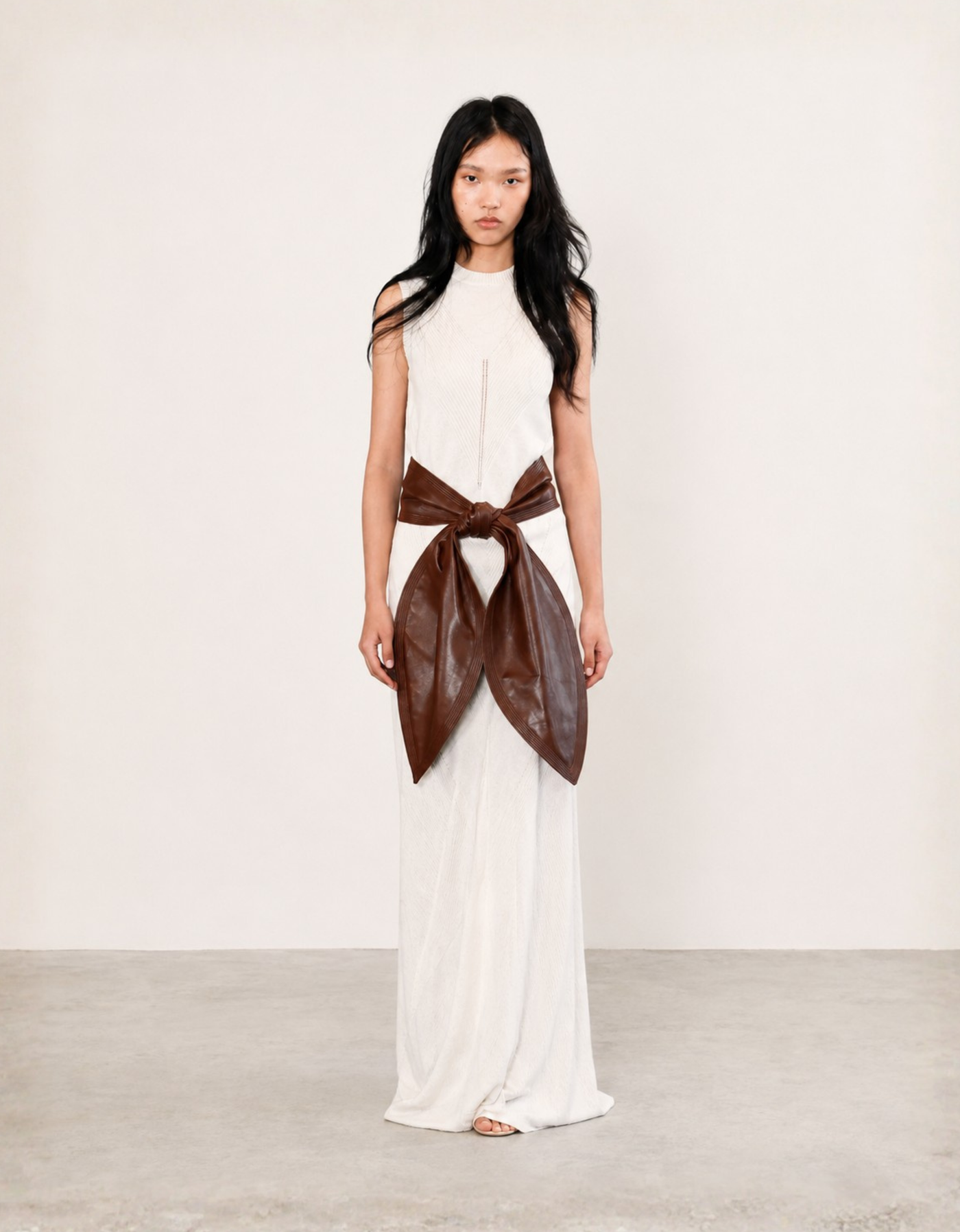 "Bow" leather belt