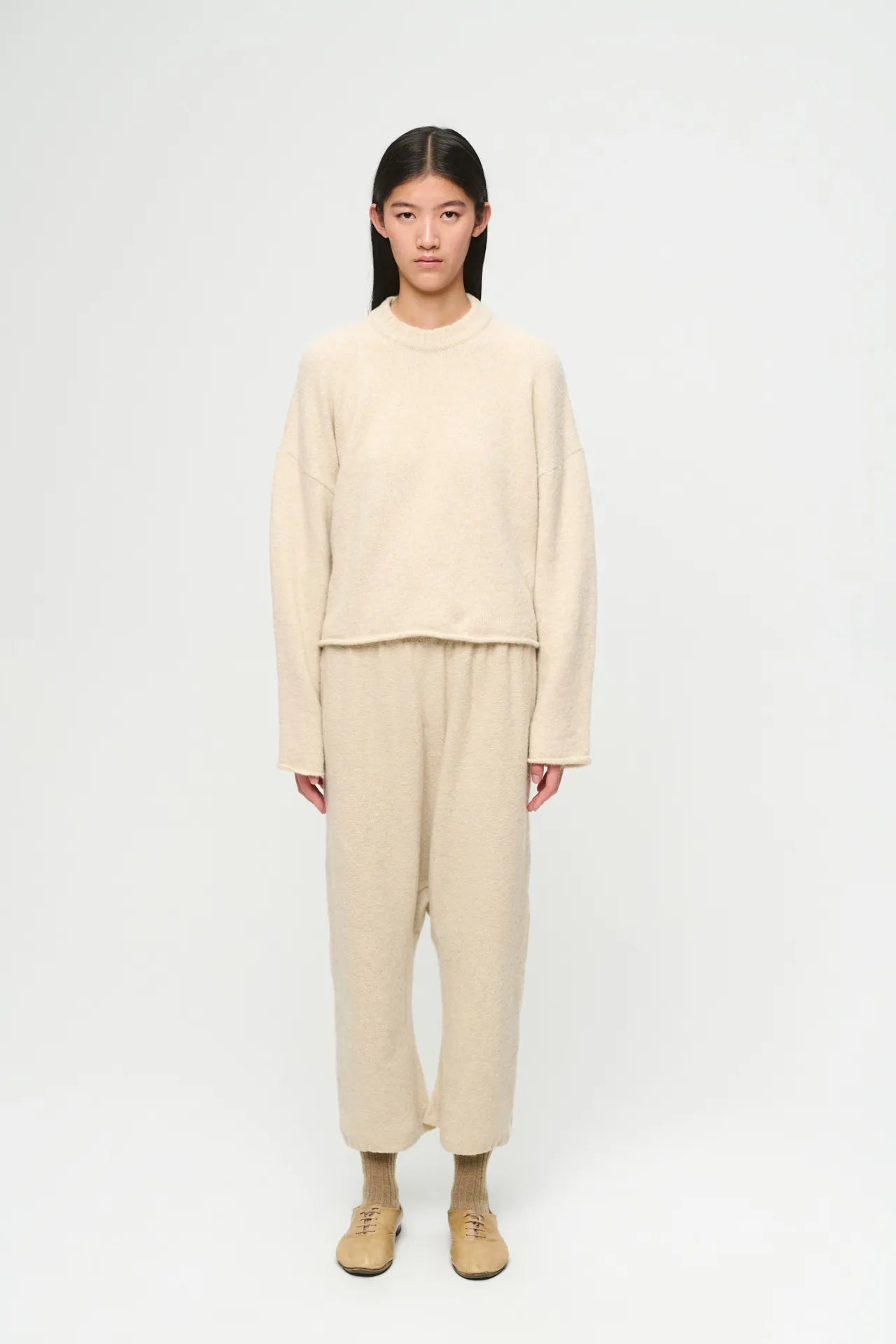 Pantalón Yuritzi Natural de LA VACA LOCA, con tela woven en color natural, mostrando su diseño cómodo y casual.