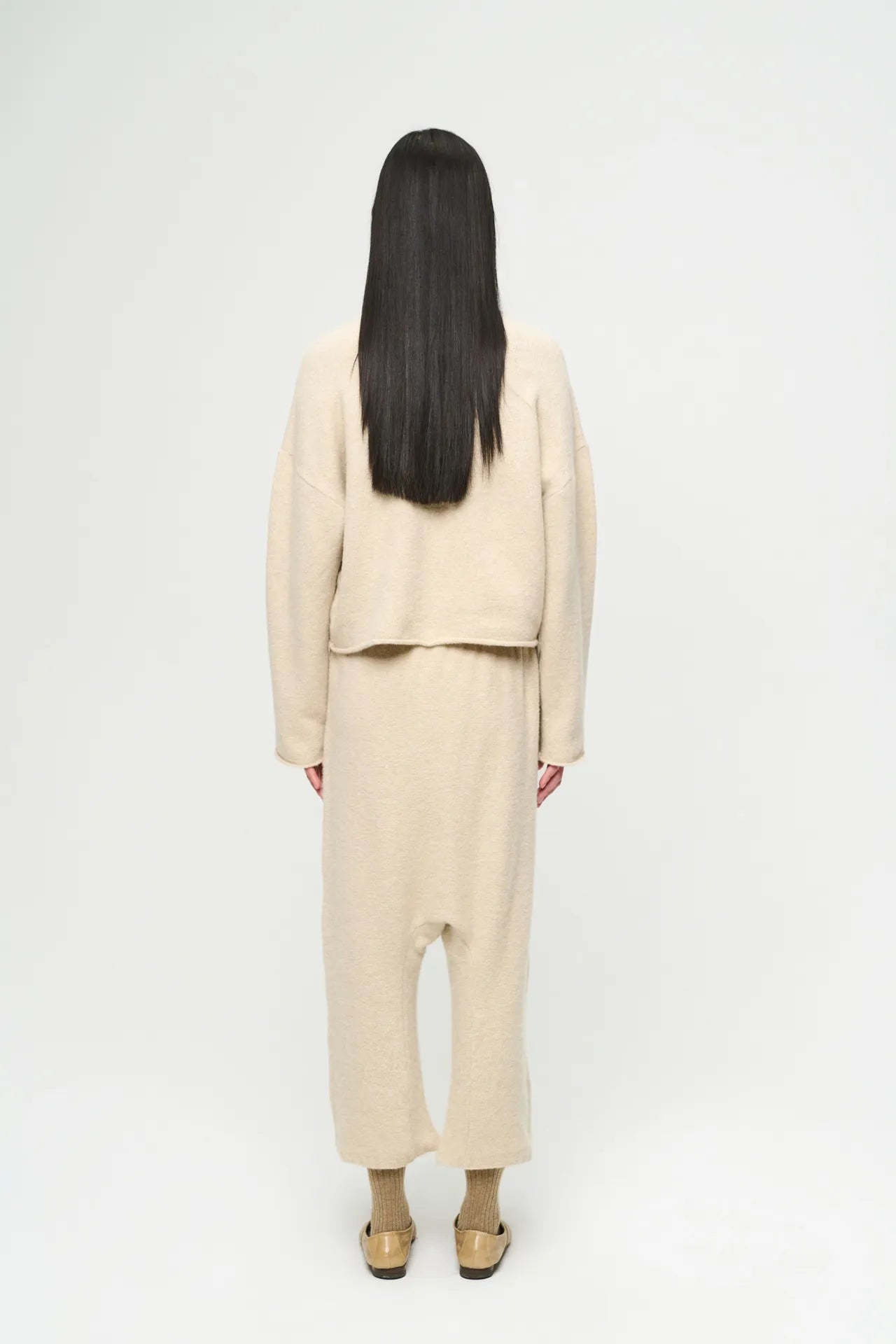 Pantalón Yuritzi Natural de LA VACA LOCA, con tela de algodón en color beige y diseño de pantalón casual para mujer.