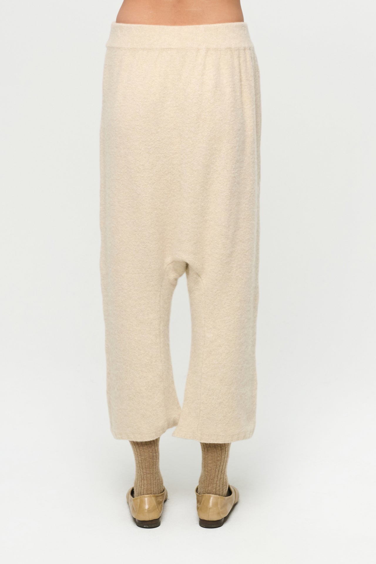 Pantalón Yuritzi Natural de LA VACA LOCA, con tela de algodón en tono natural, ajustado en la cintura y estilo casual.
