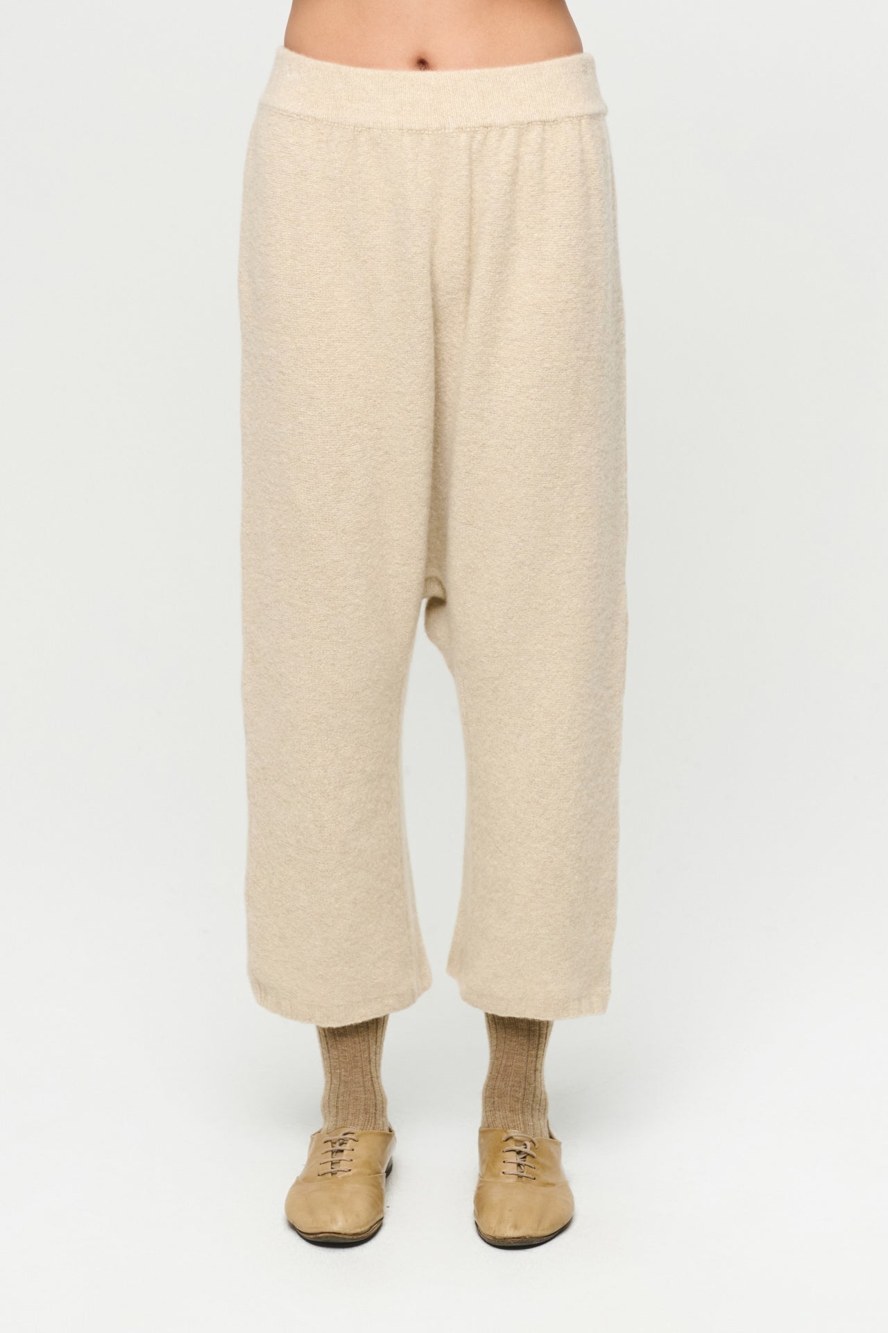 Pantalón Yuritzi Natural de LA VACA LOCA, con diseño cómodo y estilo casual, en color natural y tejido suave.