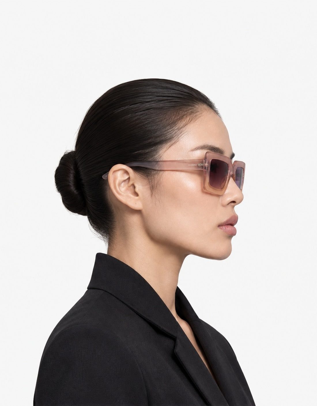 KOM-S10502 portrait-profile — editorial reencuadrada 20261013