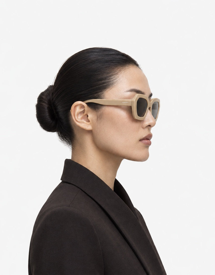 Gwen Almond — KOM-S10526 — portrait-profile editorial