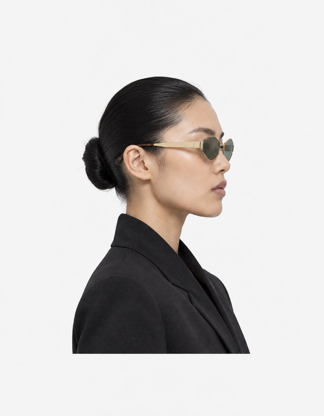 Fenix Gold — KOM-S20125 — portrait-profile editorial
