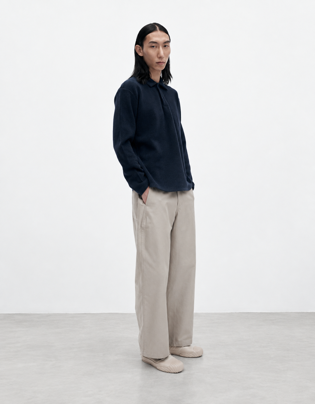 UNFEIGNED Wool Polo — azul marino oscuro — vista delantera con modelo